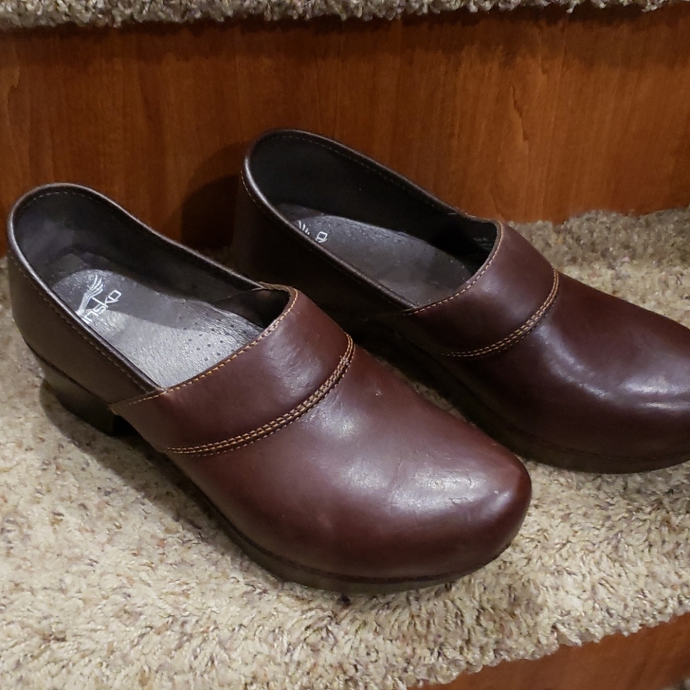 Here is a New pair of Dansko Nurse Work clogs 40